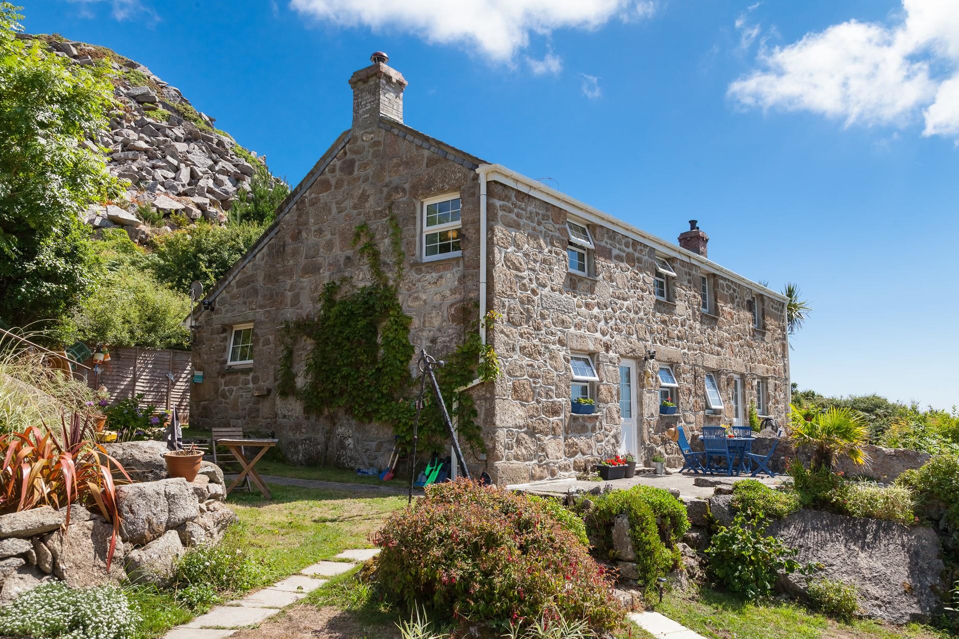 Piran Cottage is perched on the cliff overlooking Lamorna Cove. 