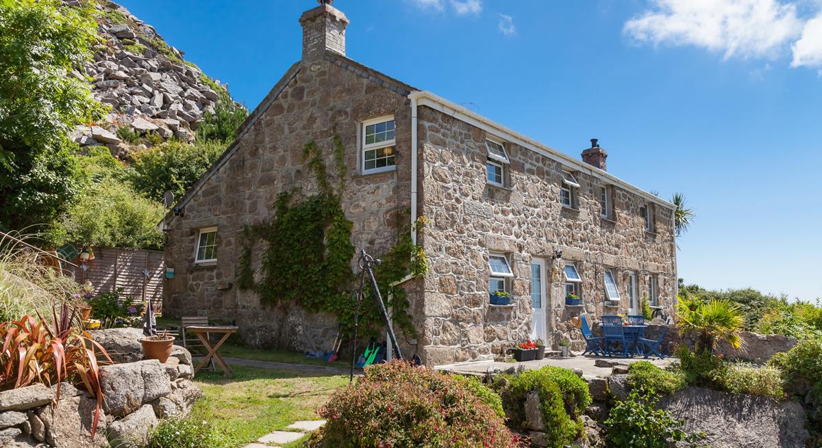 Piran Cottage is perched on the cliff overlooking Lamorna Cove. 