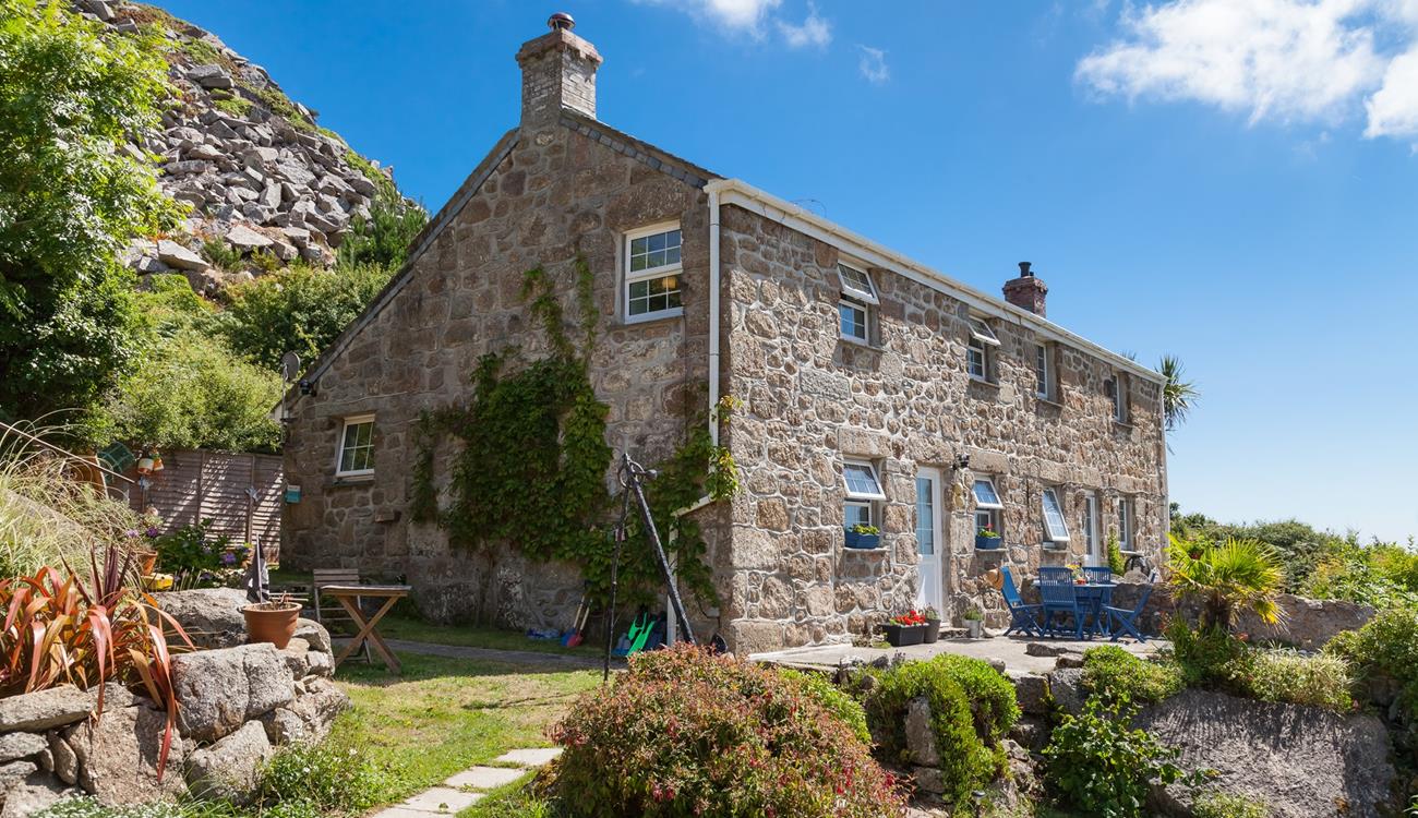 Piran Cottage is perched on the cliff overlooking Lamorna Cove. 