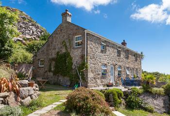 Piran Cottage is perched on the cliff overlooking Lamorna Cove. 