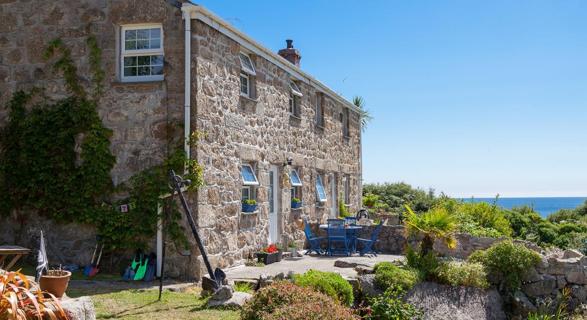 This beautifully positioned cottage overlooks the stunning cove of Lamorna.