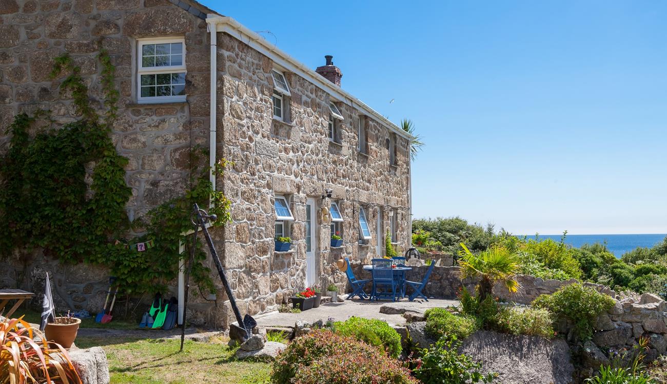 This beautifully positioned cottage overlooks the stunning cove of Lamorna.
