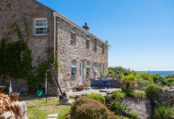 This beautifully positioned cottage overlooks the stunning cove of Lamorna.