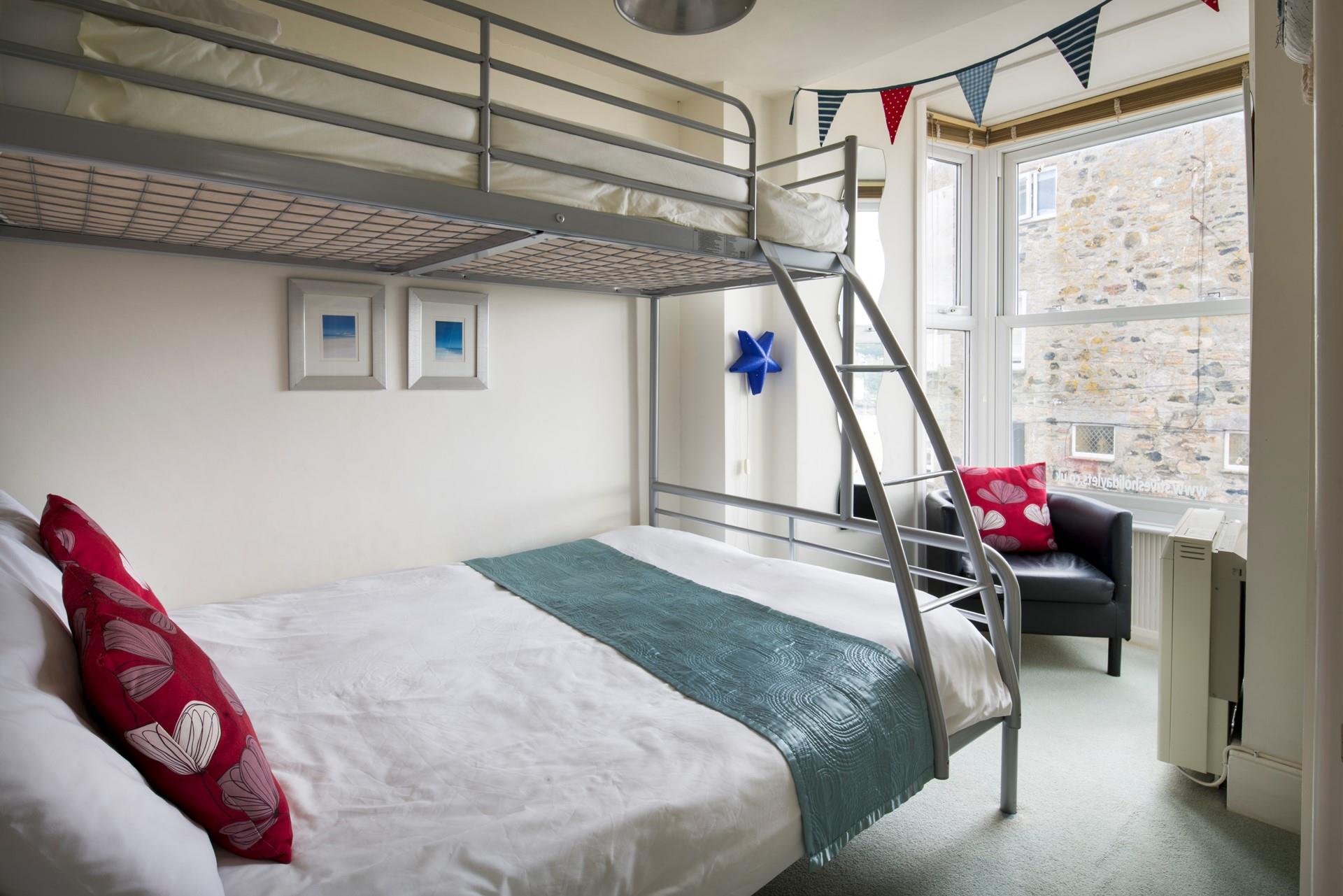 Located right in the heart of St Ives' quirky streets, you are never far from a shop, pub or restaurant.