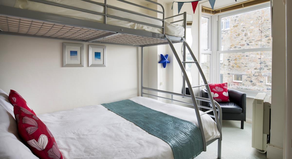 Located right in the heart of St Ives' quirky streets, you are never far from a shop, pub or restaurant.