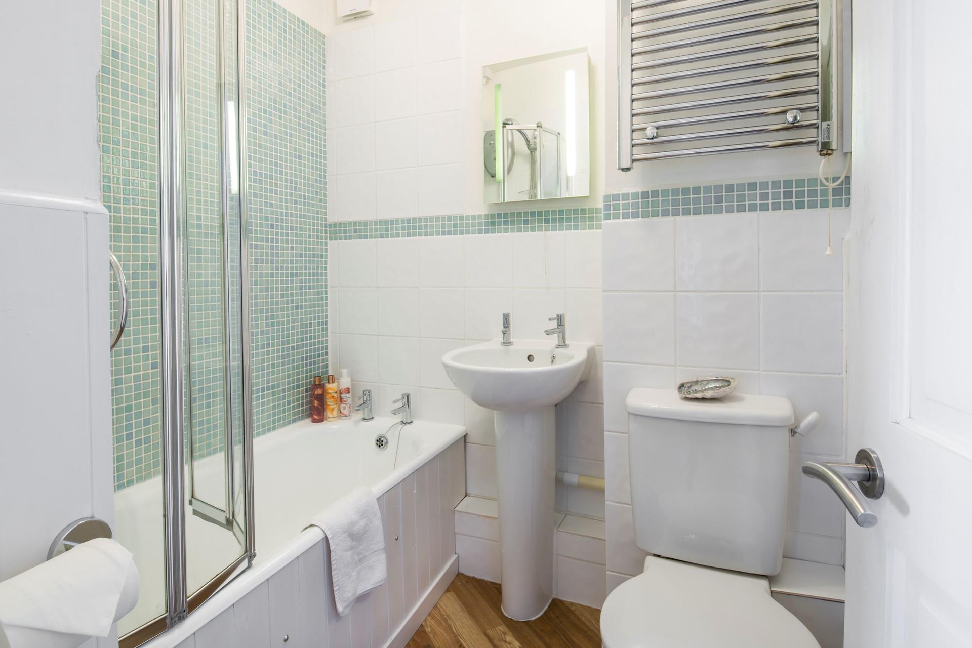 Wash off the sand with a quick shower or if you have some time, indulge in a bubble bath.