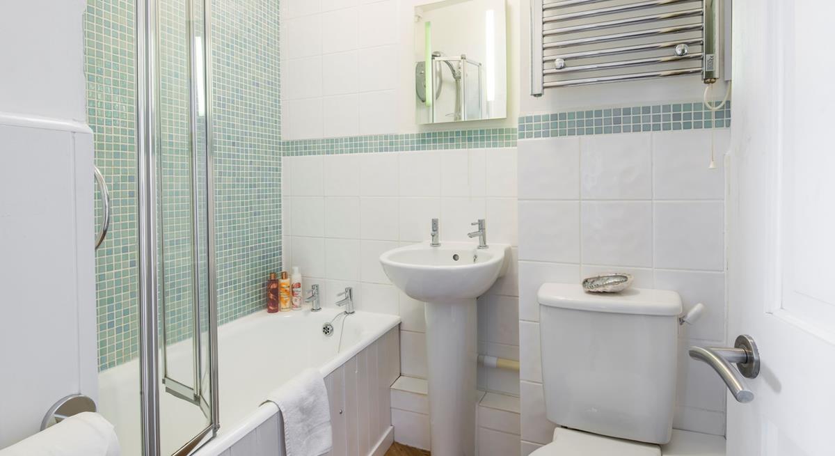 Wash off the sand with a quick shower or if you have some time, indulge in a bubble bath.