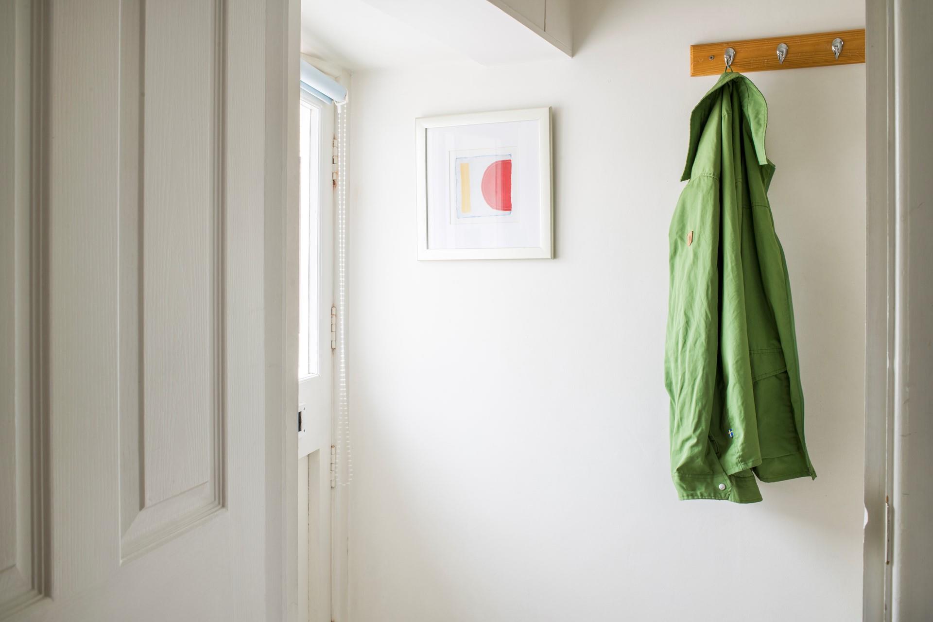 Located in Downalong, all the beaches, shops and restaurants are just a short stroll away.