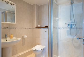 Kick-start your day in the refreshing shower in the en suite. 