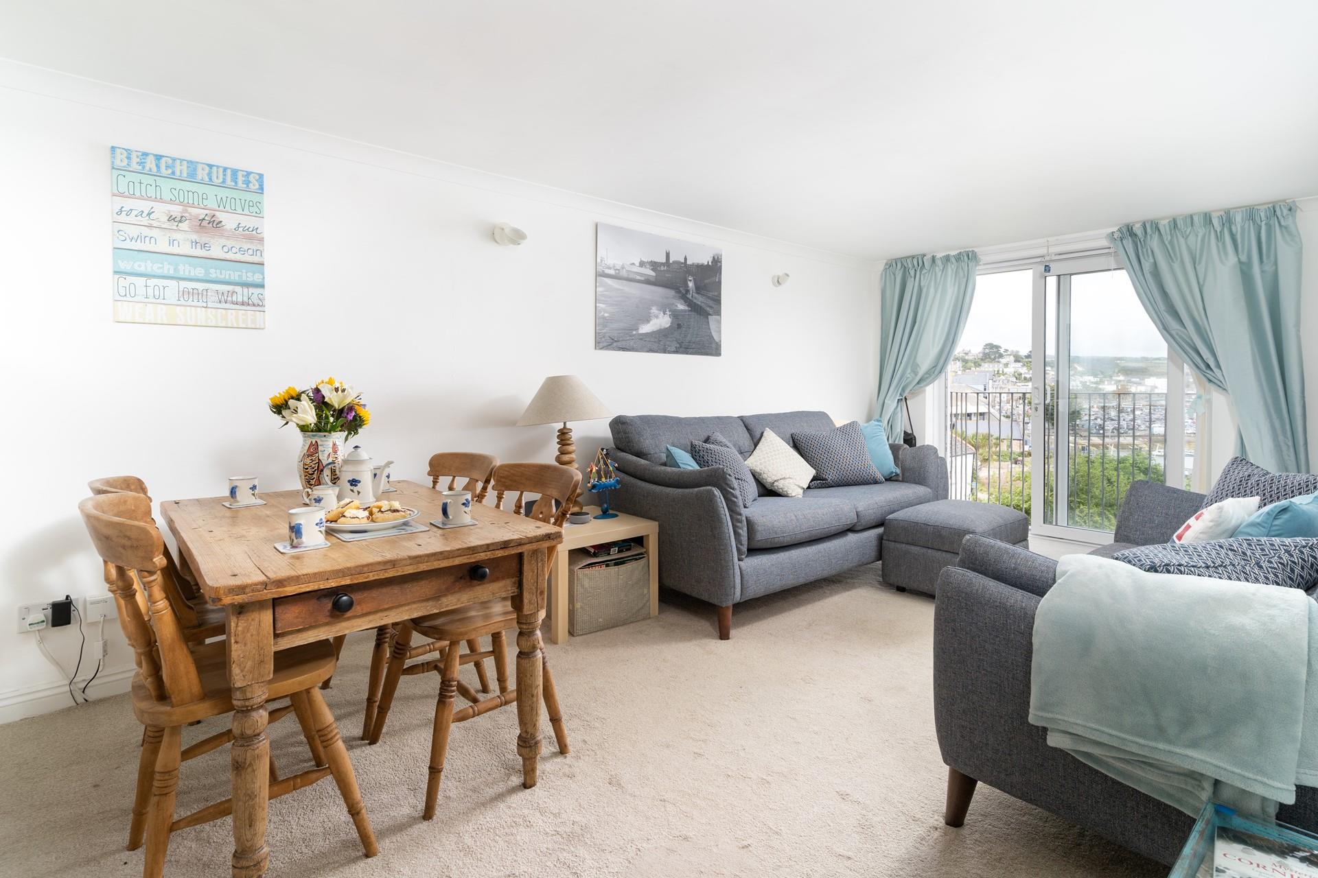 Open the patio door and let the fresh breeze run through the apartment whilst you sit and enjoy a tasty breakfast.