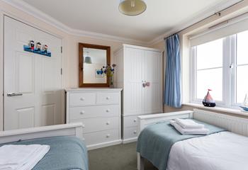 The little ones can sail away to the land of dreams in the beautifully decorated twin room. 