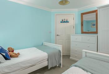 The little ones can sail away to the land of dreams in the beautifully decorated twin room. 