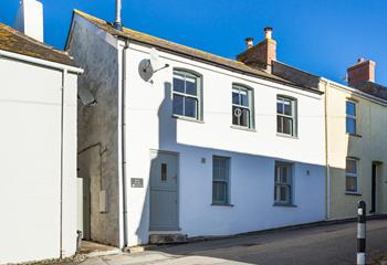 Rock House is located in the wonderful harbour town, of Porthleven.