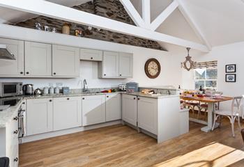 Rustle up a delicious dinner with fresh local produce and Cornish goodies from Porthleven in this beautiful well-equipped kitchen. 