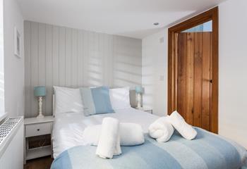Snuggle up in the comfy double bed after a busy day exploring Porthleven, or take a cup of tea back to bed for a lazy morning. 