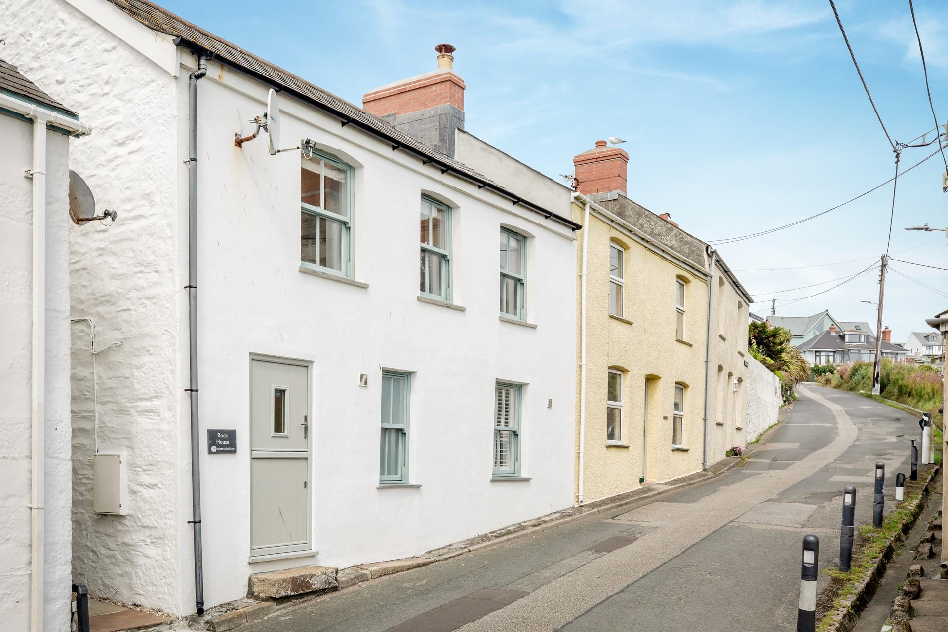 Rock House is located in the wonderful harbour town of Porthleven.