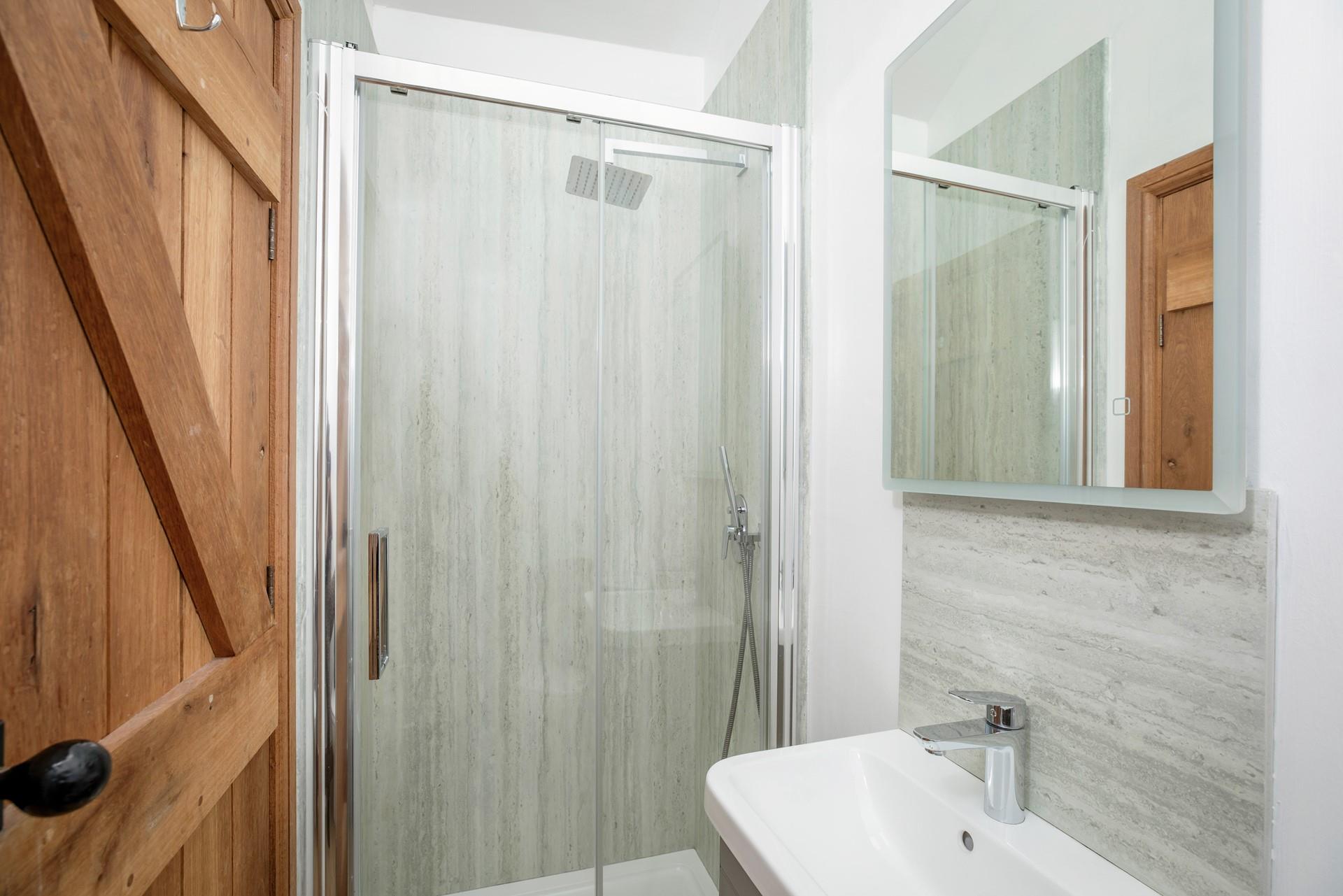 Enjoy hot showers under the luxurious rainfall showerhead!