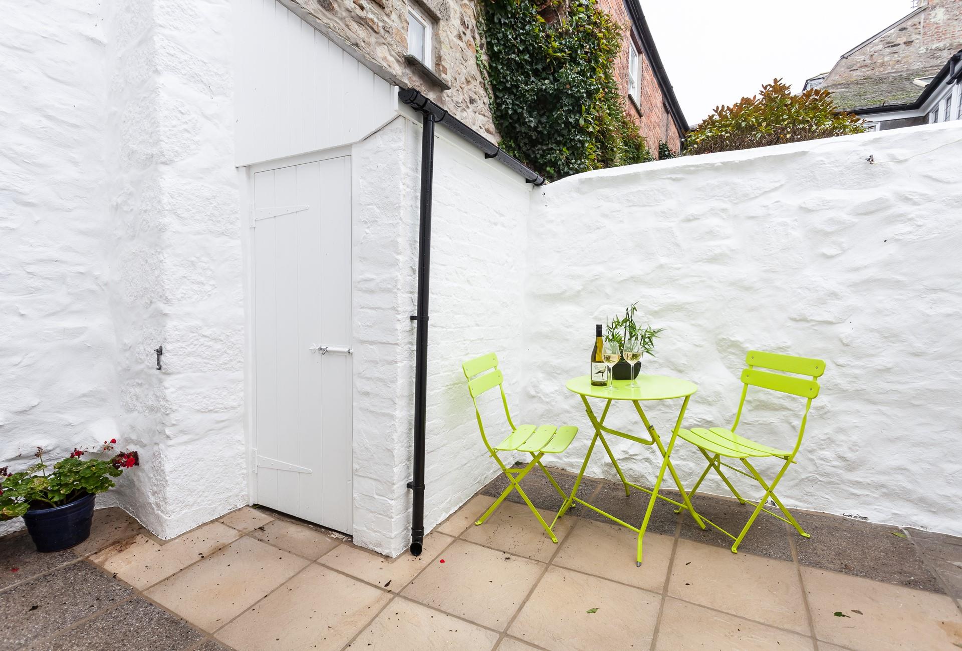 Relax in the rear courtyard after a day browsing the unique shops and galleries that are on your doorstep.