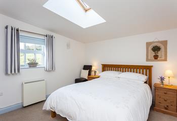 With its quiet location, you can expect a blissful night's sleep in this cosy king size bed.