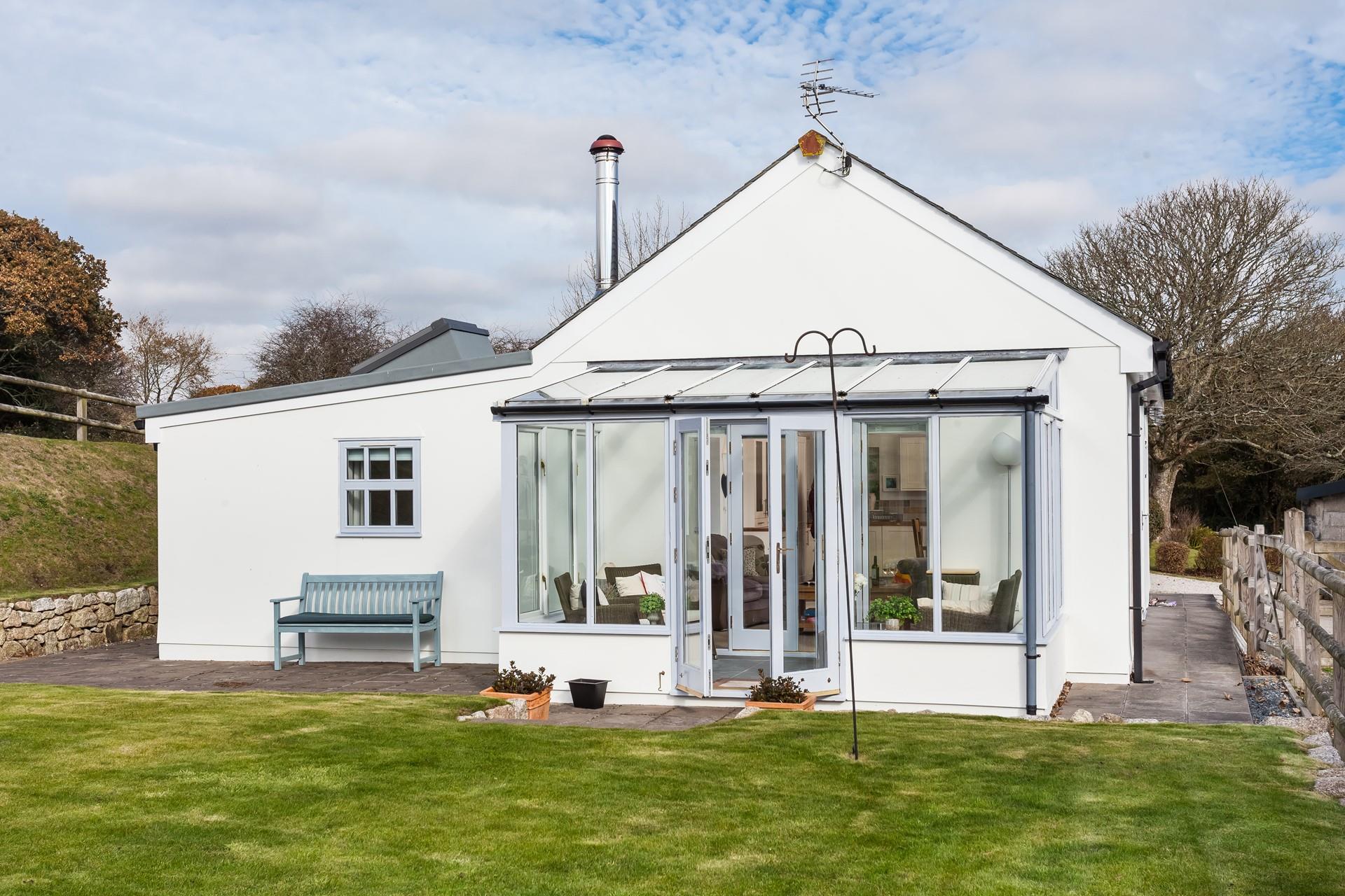 The garden is fantastic for letting dogs and children play outside before breakfast!