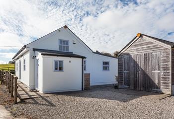 This lovely converted cowshed is within easy reach of the north and south coasts. 