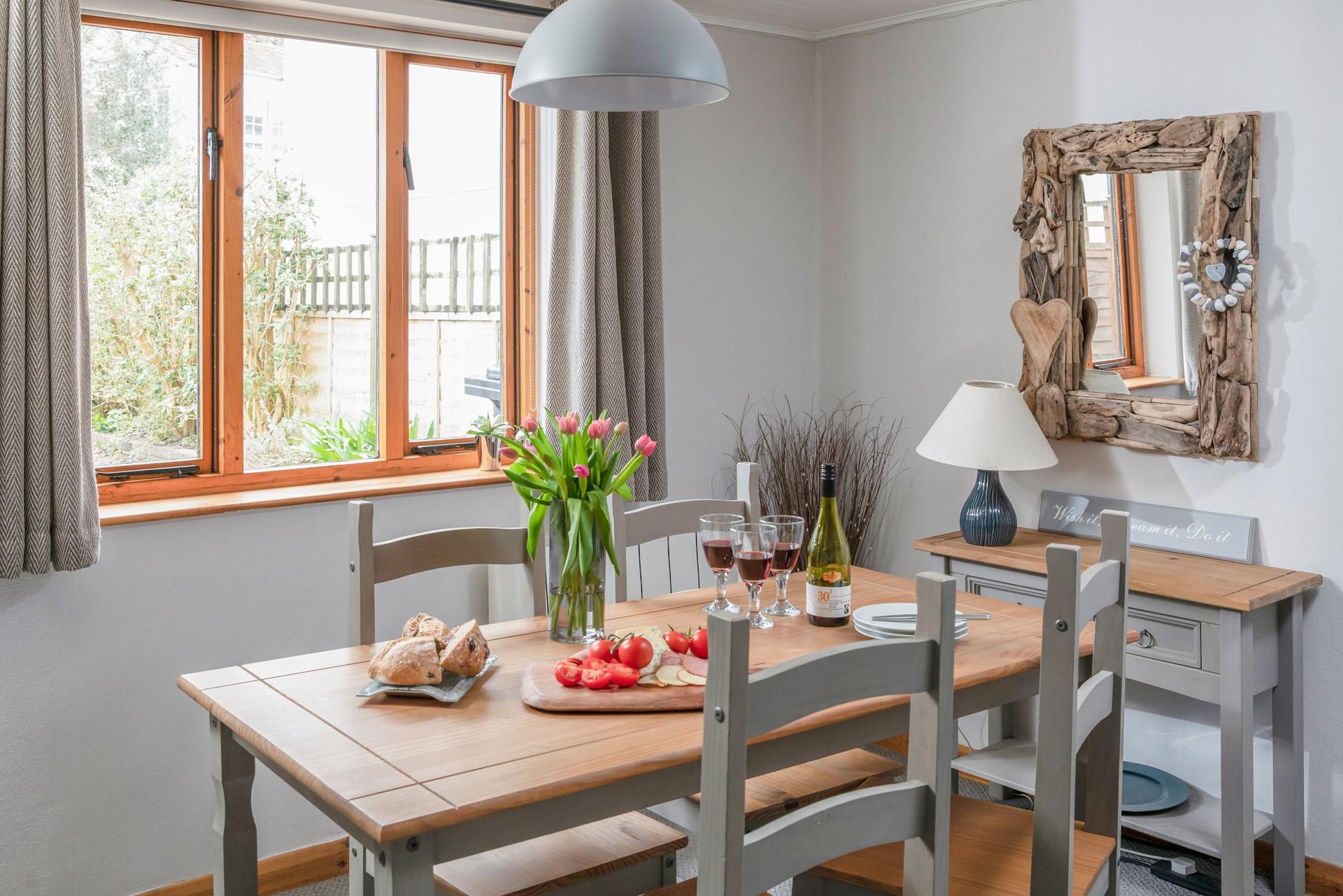 Enjoy food and drinks with the family at the table.