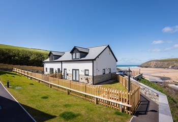 All Decked Out is situated on the clifftop, overlooking the gorgeous sandy beach of Mawgan Porth. 