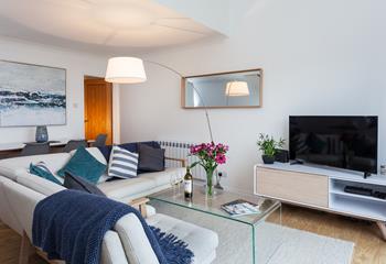 Relax on the comfortable corner sofa with a magazine or your favourite TV show on the smart TV.