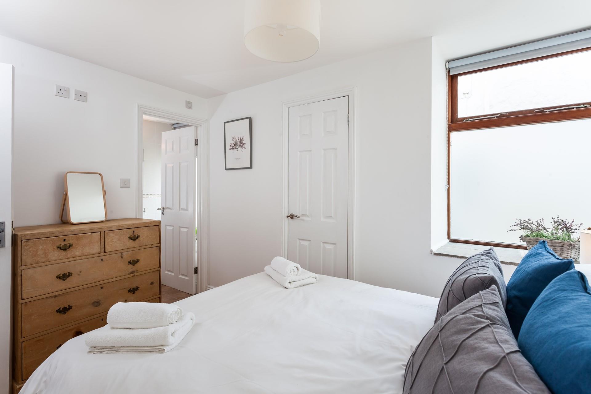 Treat yourselves to a lazy breakfast in bed in the cosy double room. 