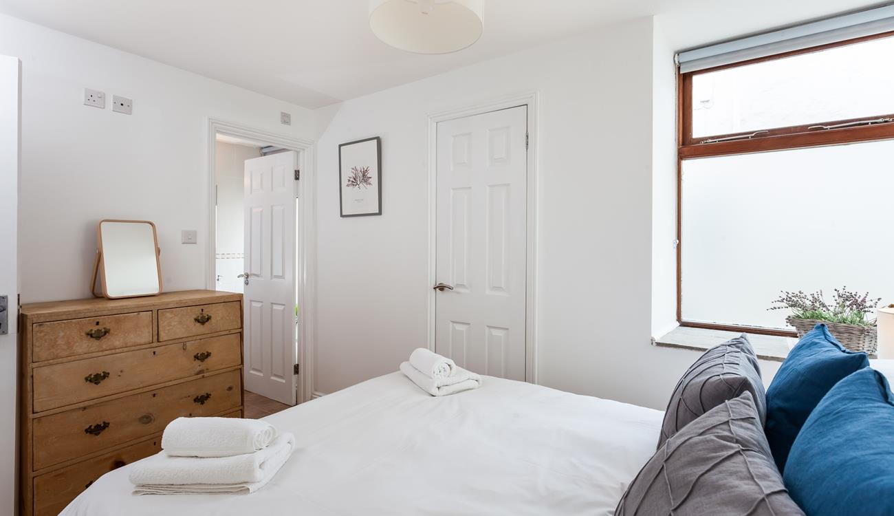 Treat yourselves to a lazy breakfast in bed in the cosy double room. 