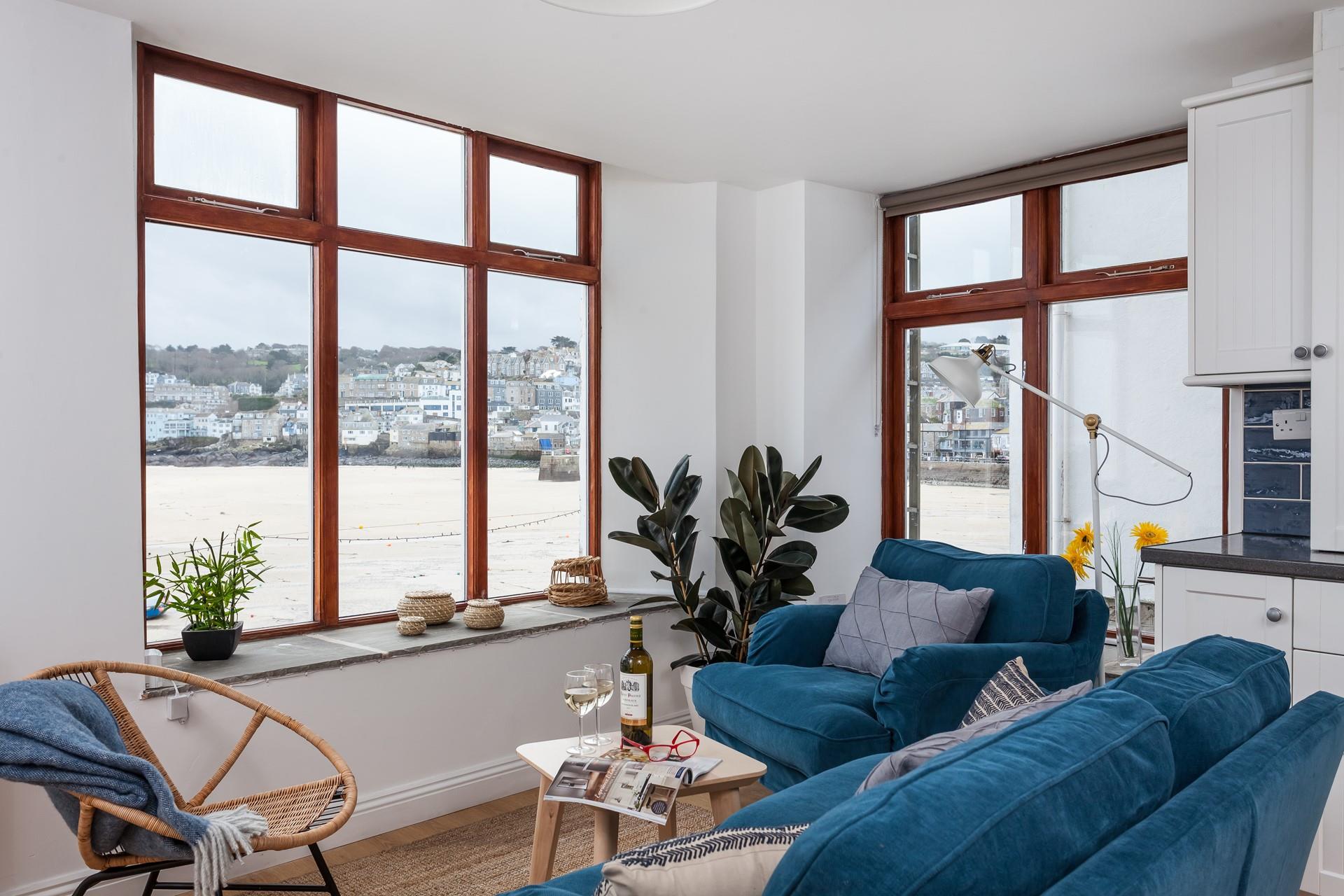 Watch the rise and fall of the tide, boats bobbing in the harbour and the water sparkling in the sun from the comfort of your romantic retreat. 