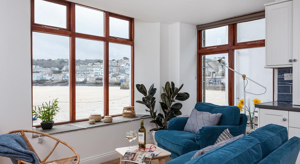 Watch the rise and fall of the tide, boats bobbing in the harbour and the water sparkling in the sun from the comfort of your romantic retreat. 