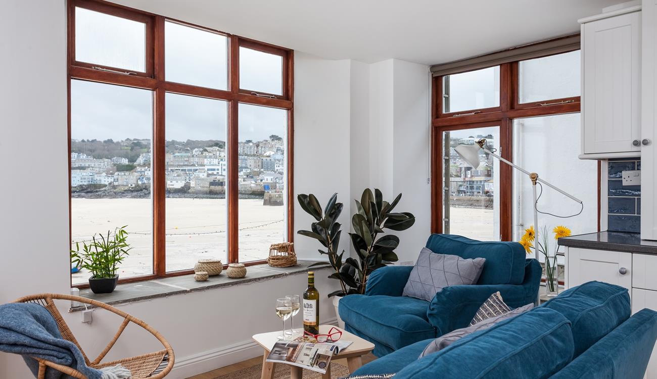 Watch the rise and fall of the tide, boats bobbing in the harbour and the water sparkling in the sun from the comfort of your romantic retreat. 