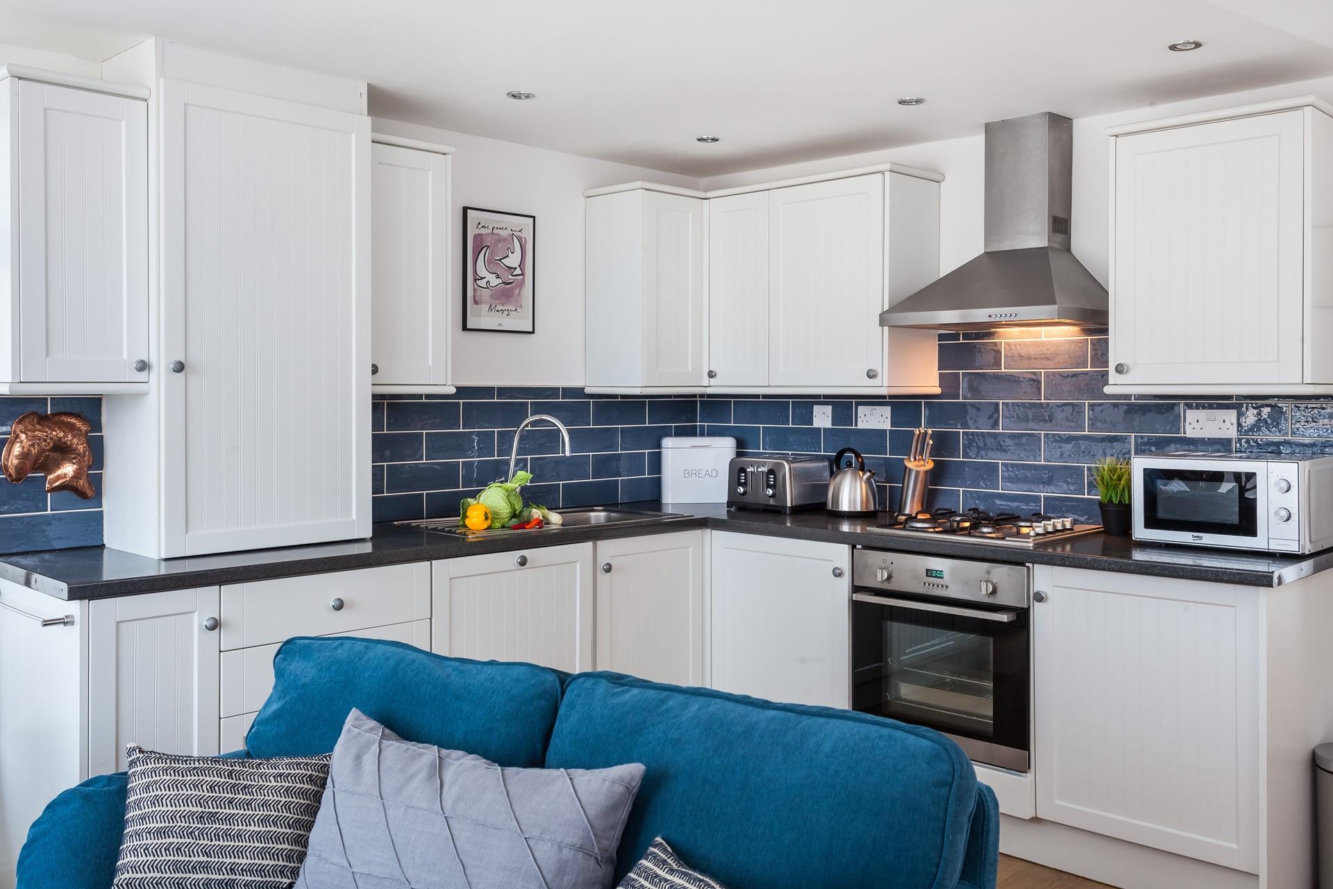 The open plan kitchen has all you need to rustle up a romantic meal for two, whilst enjoying the pretty harbour views. 