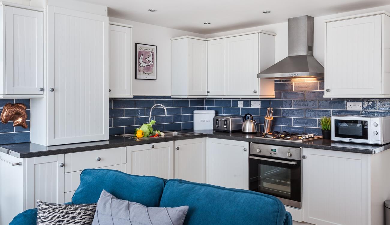 The open plan kitchen has all you need to rustle up a romantic meal for two, whilst enjoying the pretty harbour views. 