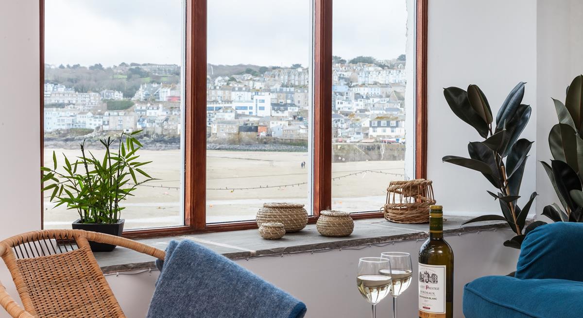 Enjoy unrivalled views across St Ives harbour during your romantic getaway, from the comfy sofa and chairs in the living room. 