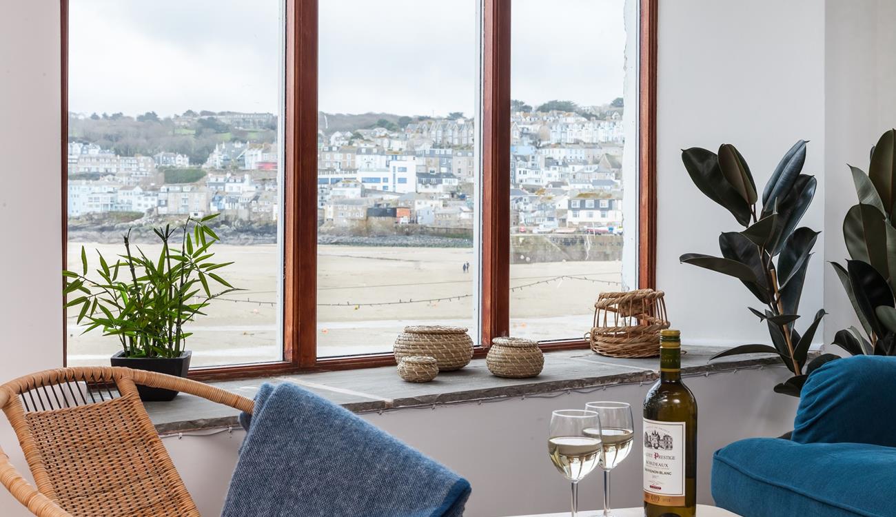 Enjoy unrivalled views across St Ives harbour during your romantic getaway, from the comfy sofa and chairs in the living room. 