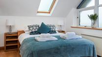 Sink into the sumptuous king size bed and let the stresses and strains of daily life melt away.