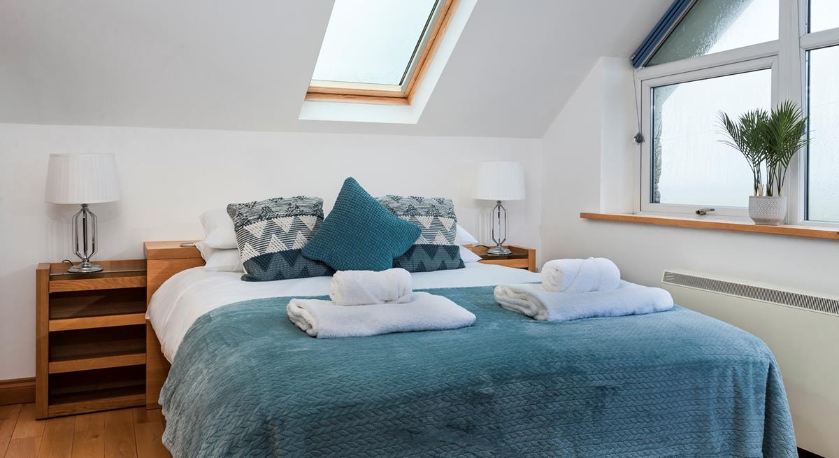 Sink into the sumptuous king size bed and let the stresses and strains of daily life melt away.