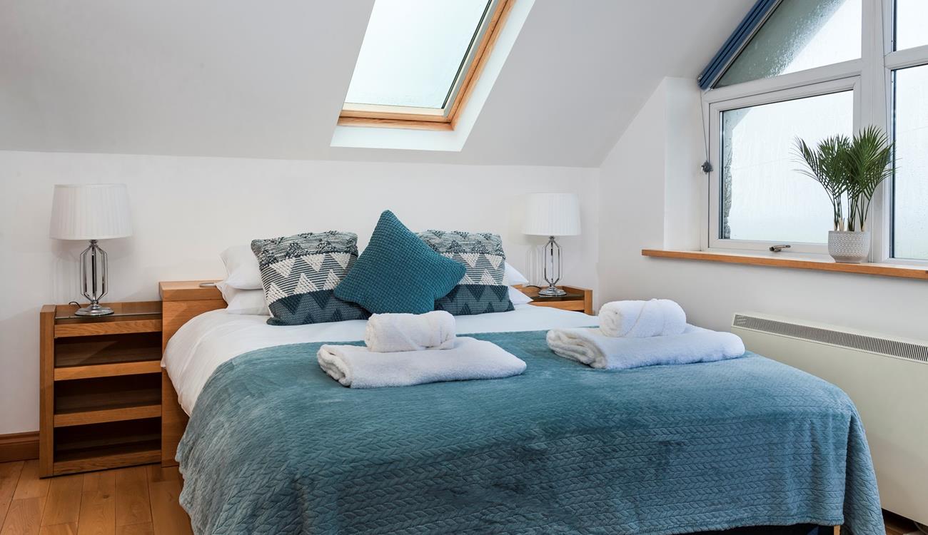 Sink into the sumptuous king size bed and let the stresses and strains of daily life melt away.