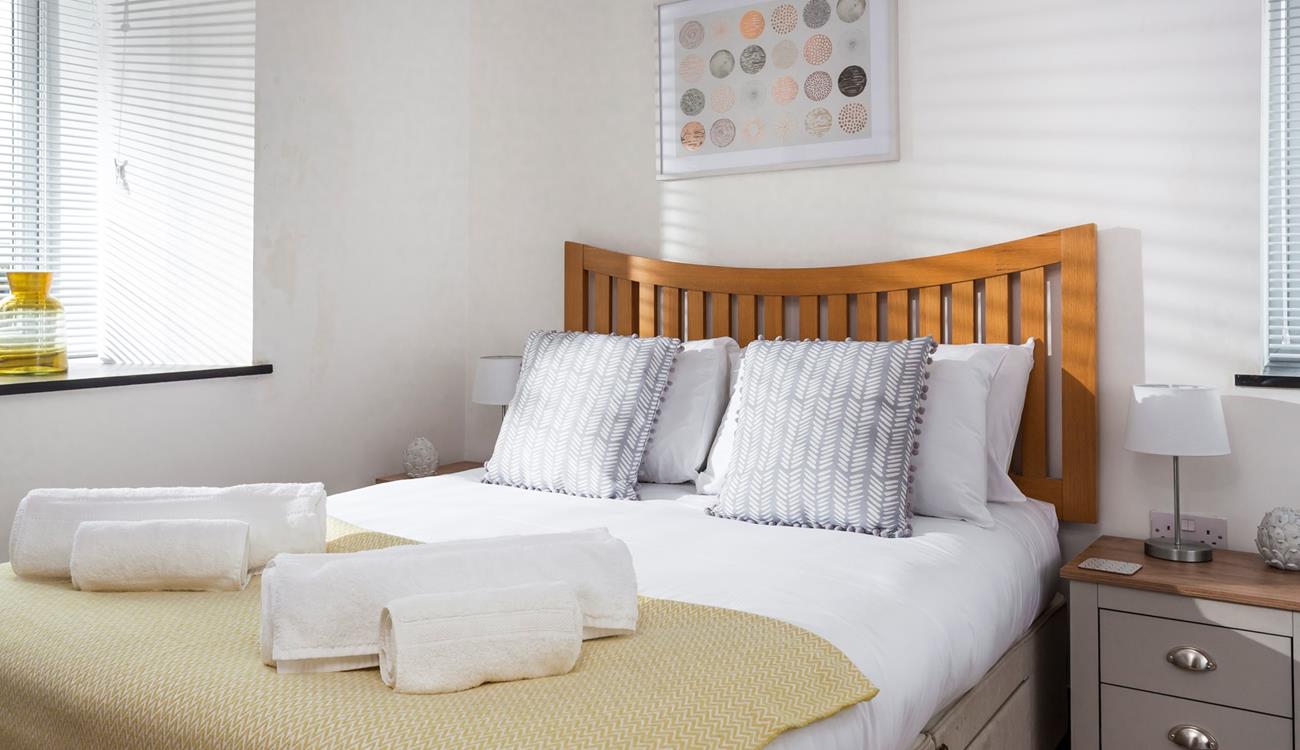 At the end of a long day, sink into the sumptuous double bed for a blissful night's sleep. 