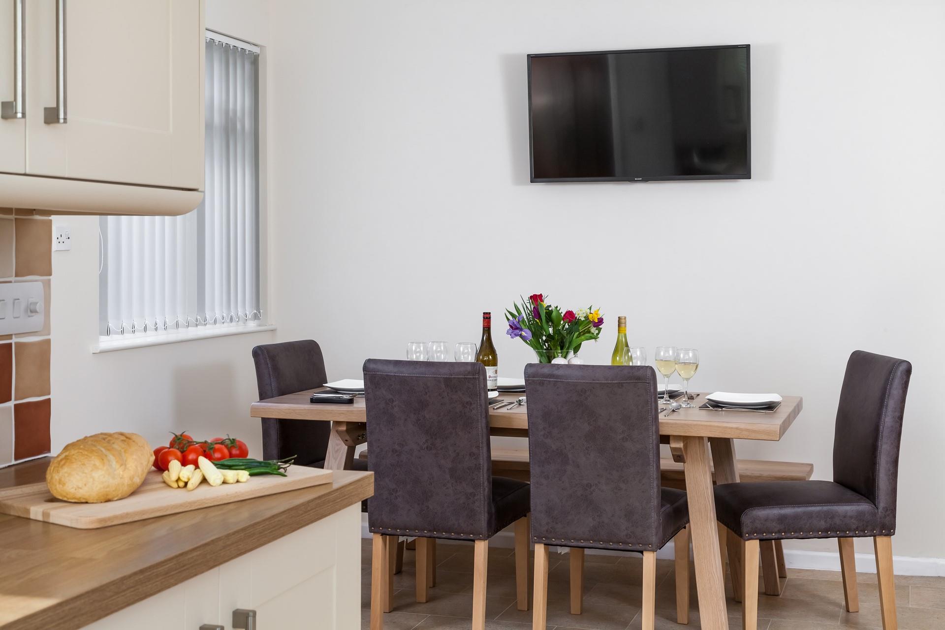 Cook up a feast while socialising with your family and friends in the dining area. 