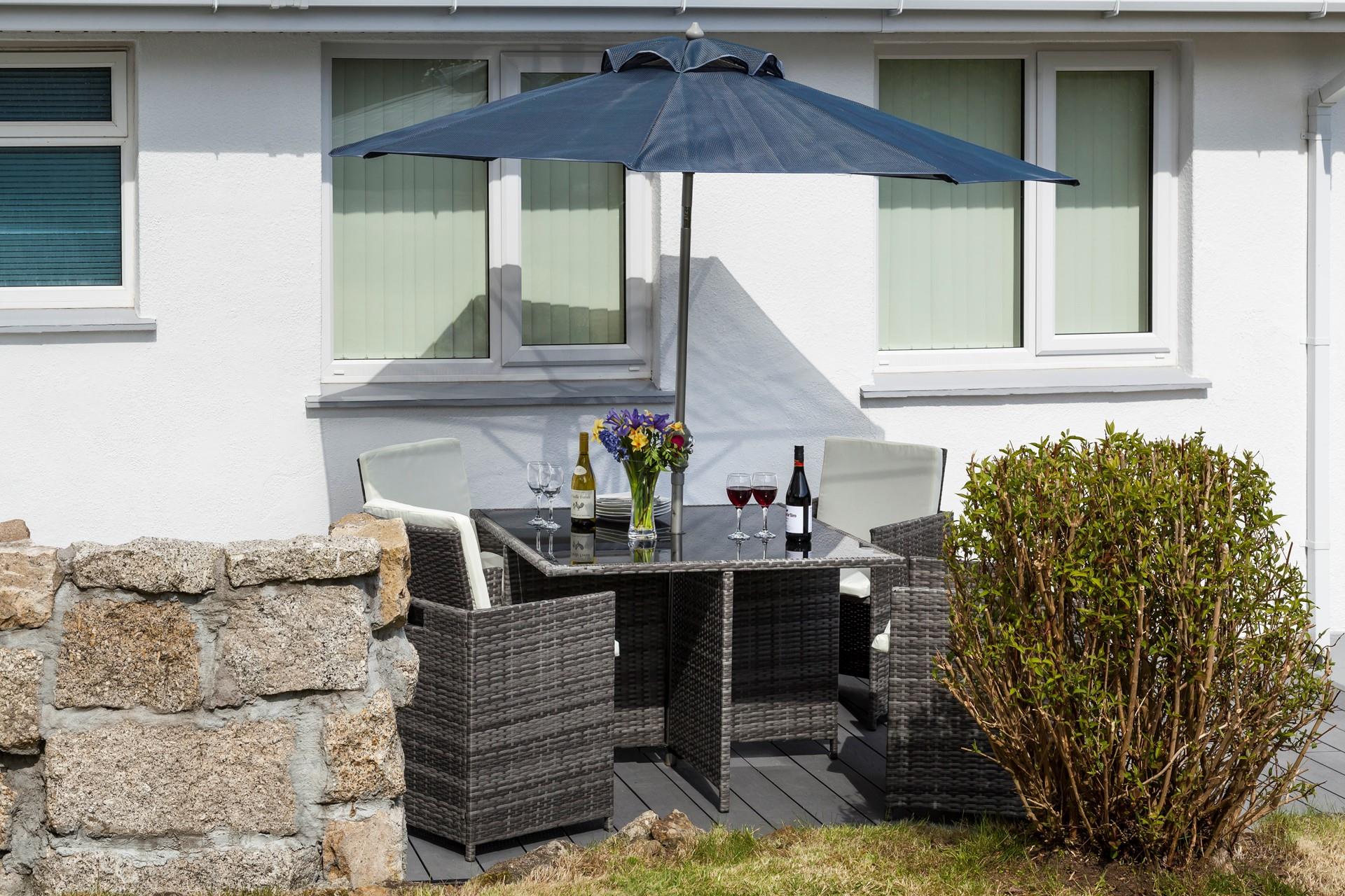 Spend long lazy lunches al fresco.