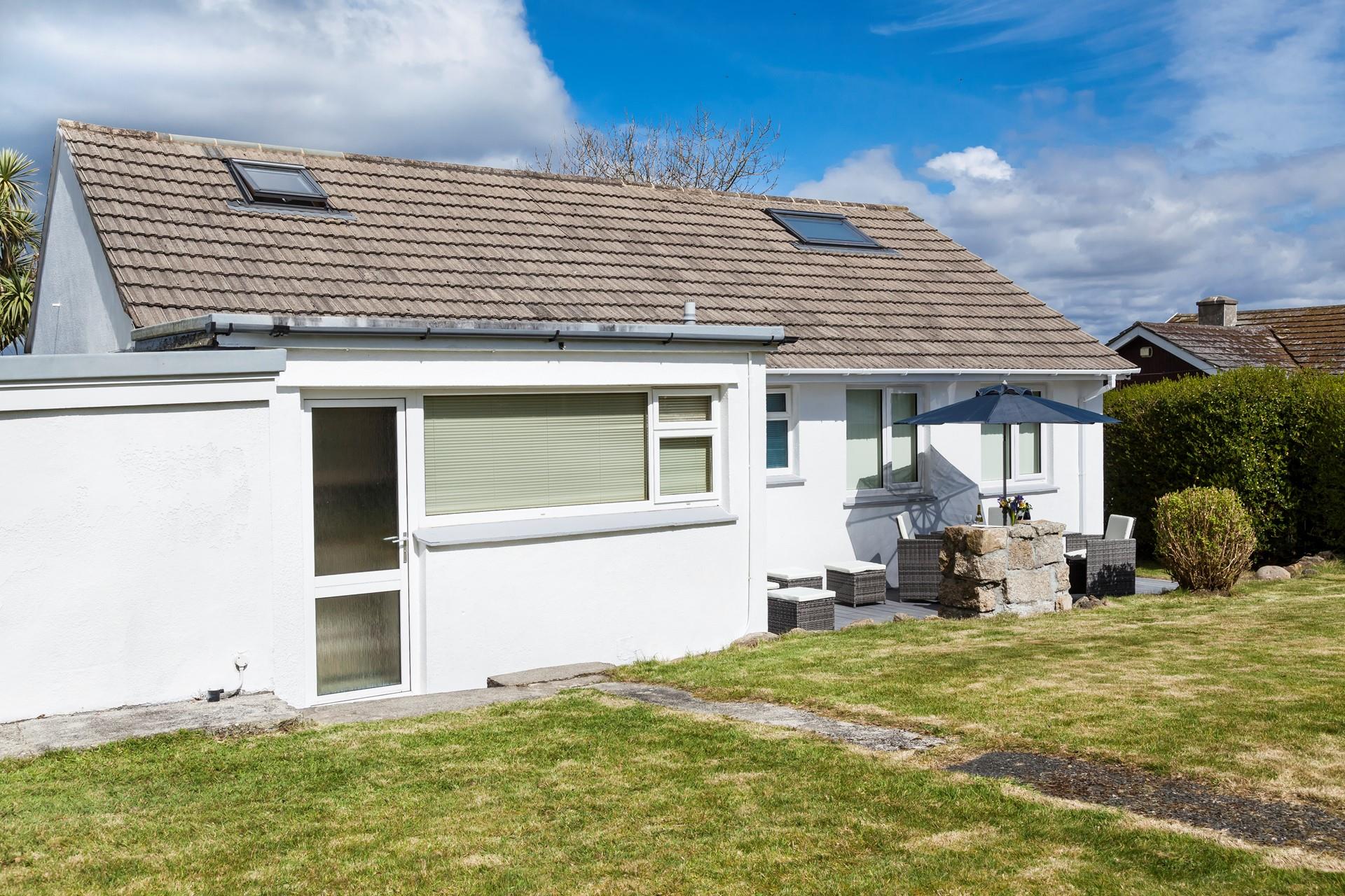Come back from the beach and sunbathe in the garden.