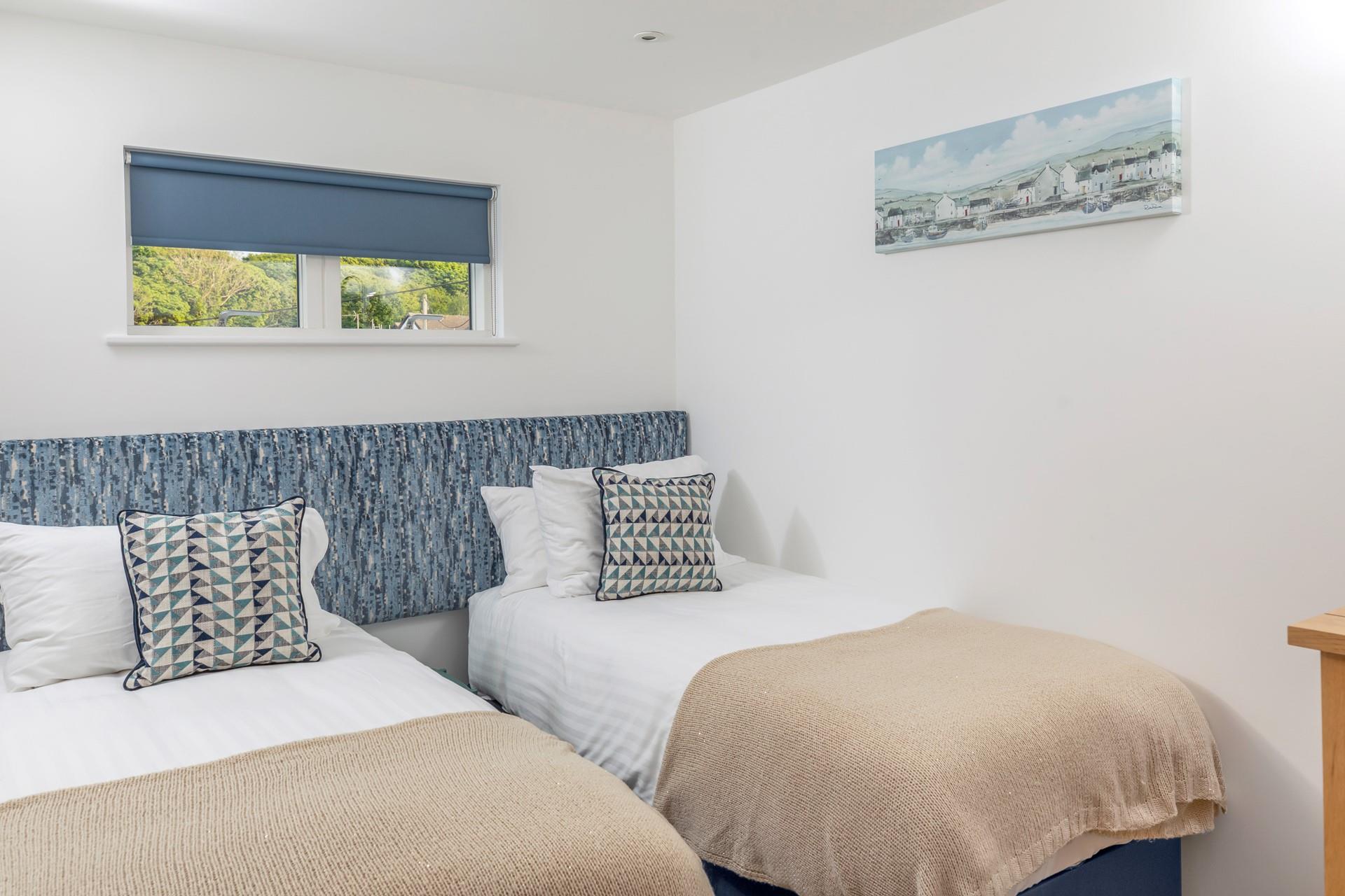 Bedroom 3 has zip and link beds for flexible sleeping arrangements.