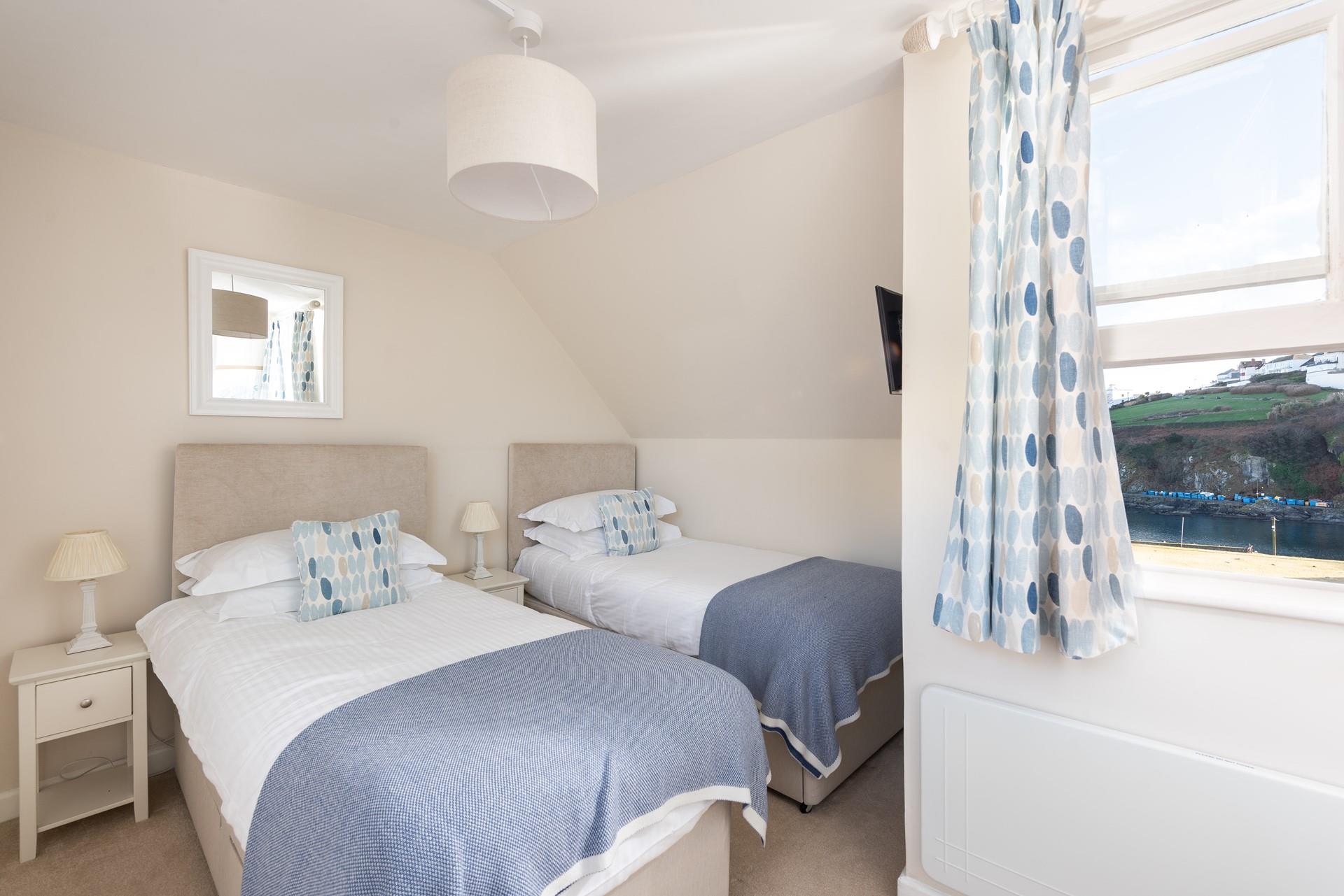 A light and welcoming twin room with harbour views!