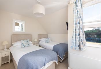 A light and welcoming twin room with harbour views!