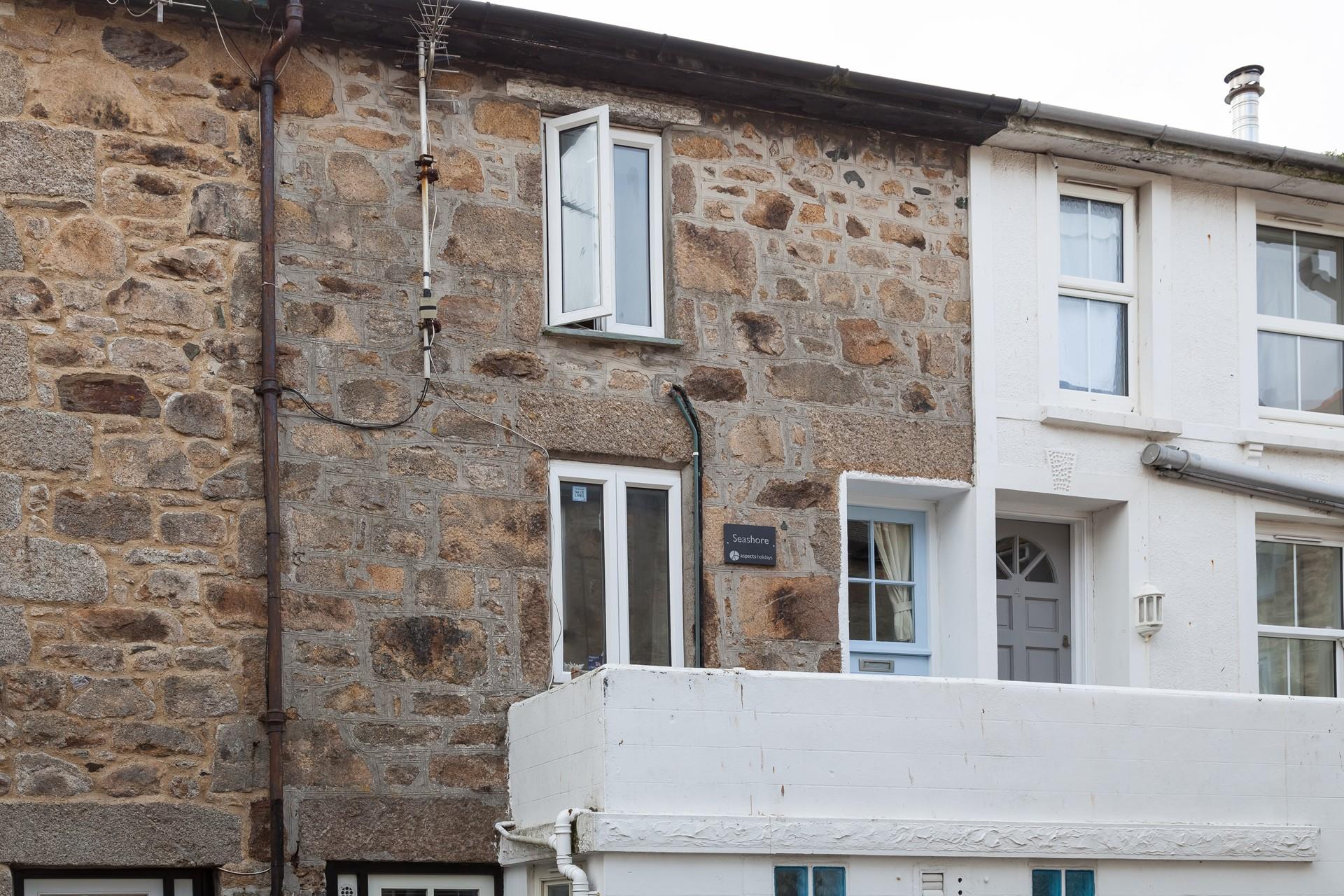 The property is perfectly placed to make the most of the nearby beaches, bars, restaurants, shops, and quirky boutiques.