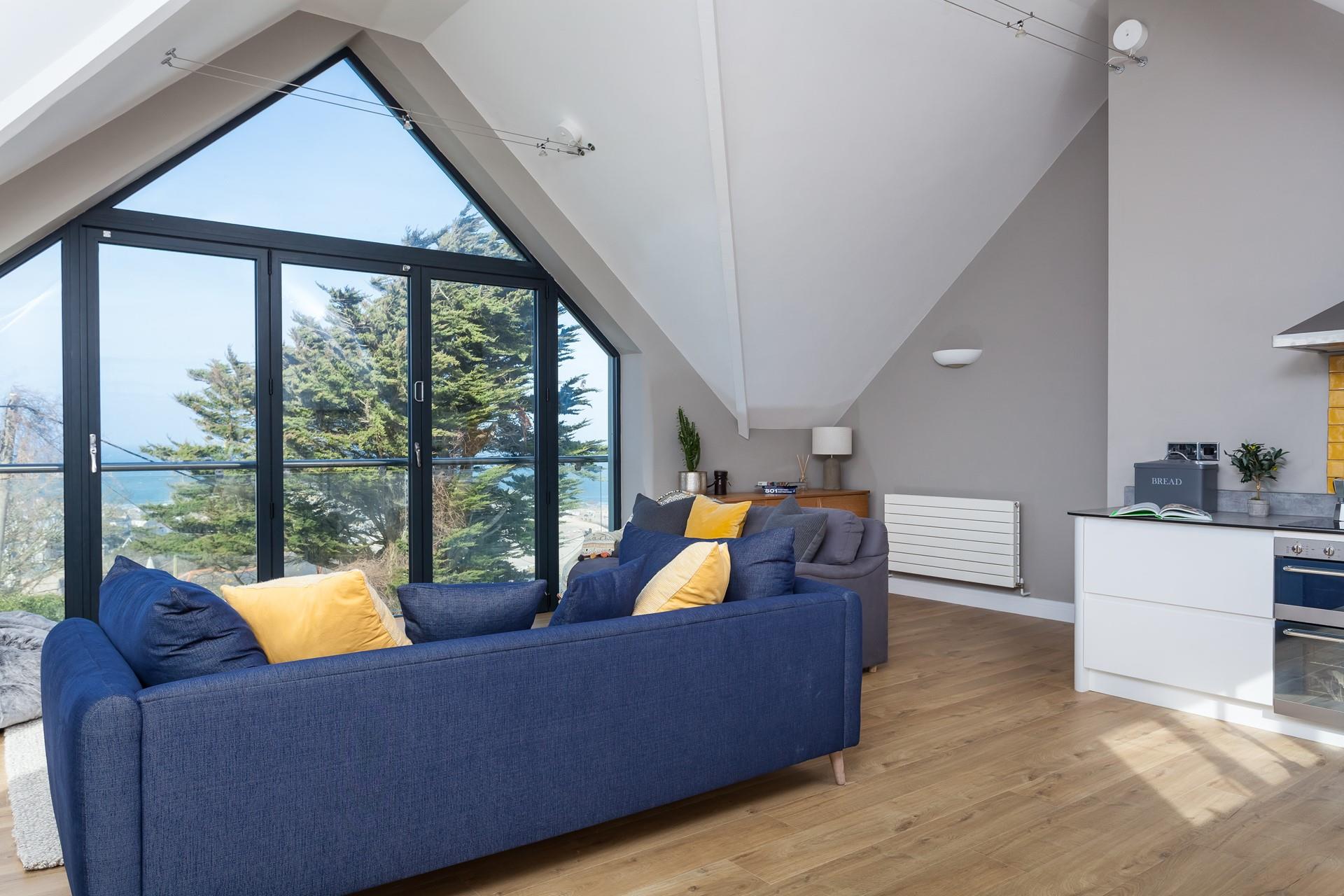 This modern house offers endless sea views! Watch the sunrise in the morning and set the evening, all from the comfort of your living room.