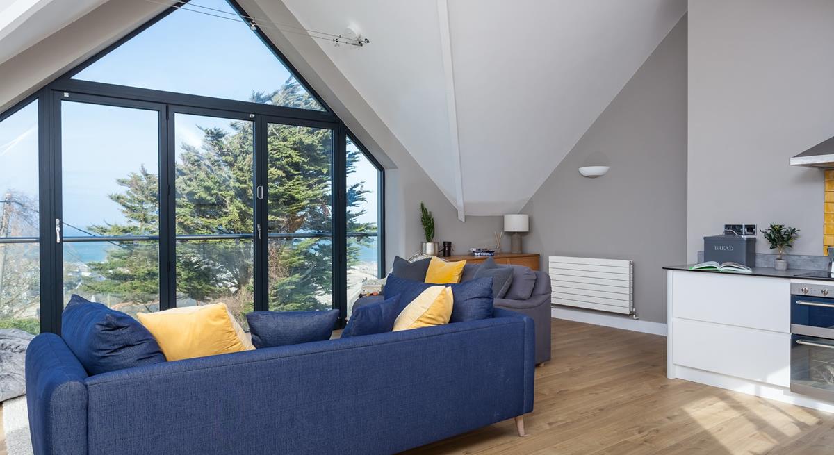 This modern house offers endless sea views! Watch the sunrise in the morning and set the evening, all from the comfort of your living room.